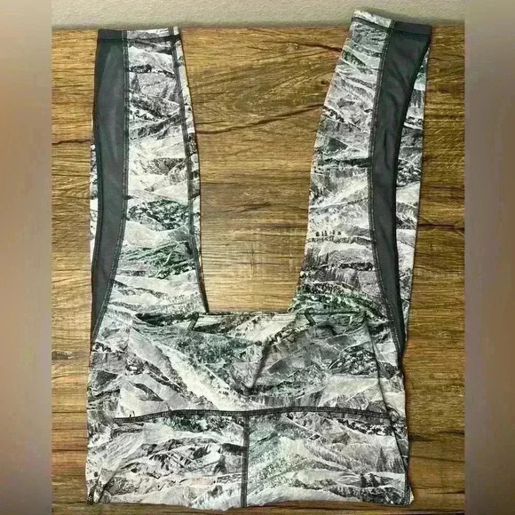 Lululemon Train Times Pant 25" Springscape Multi / Obsidian size 4 - Picture 3 of 5